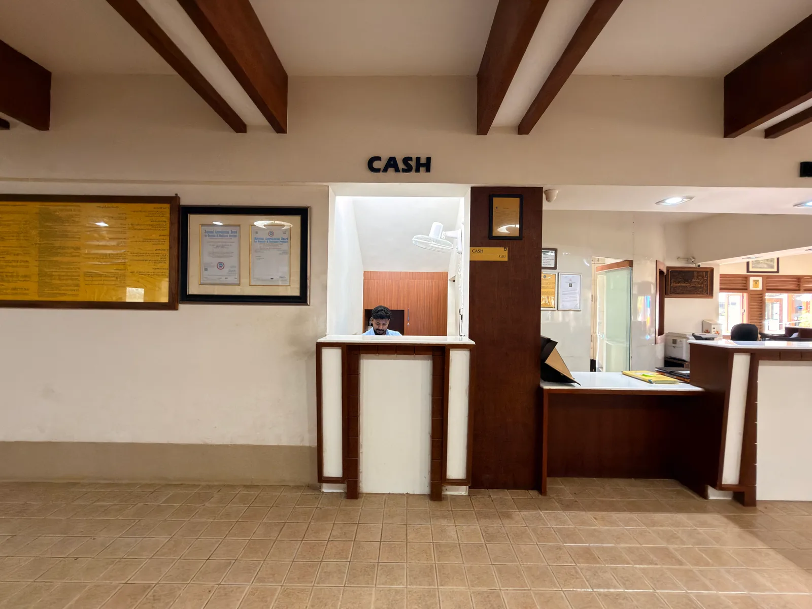 Cash and cashless health insurance settlement desk providing transparent billing